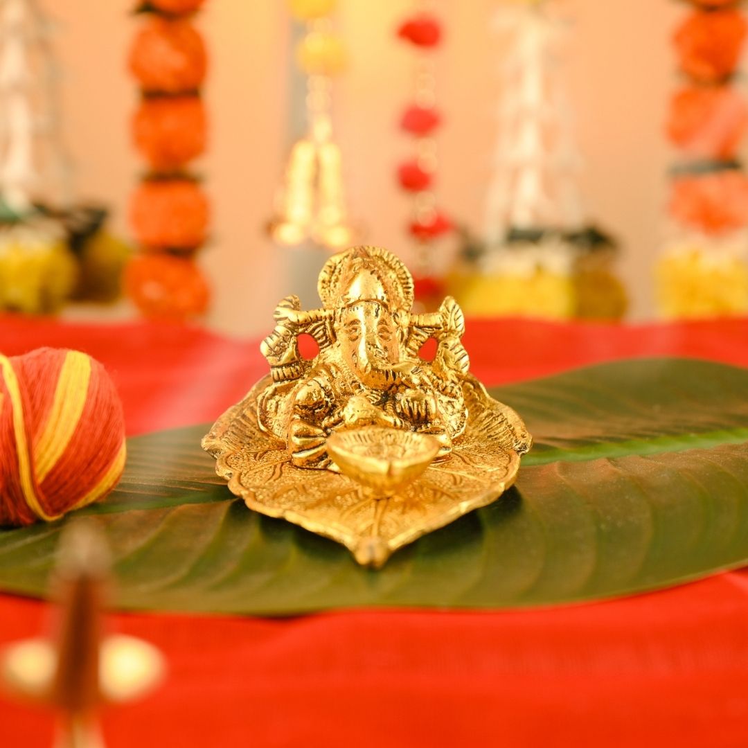 Ganesh Idol With Leaf Metal Diya
